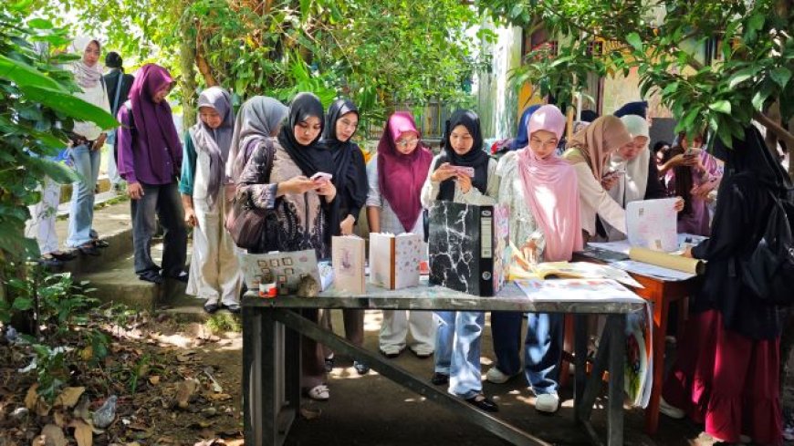 Siswa Sanggar Anak Alam Yogyakarta Presentasi Riset Wayang Suket
