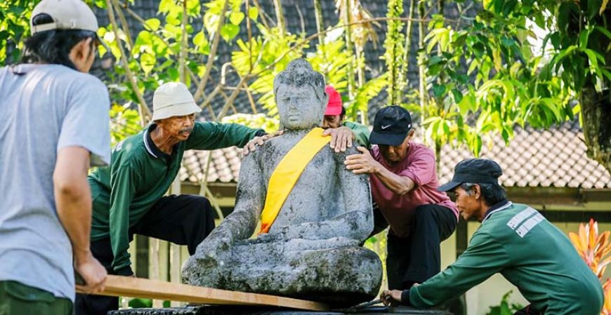 Jelang Hari Raya Waisak, Arca Unfinished Buddha di Candi Borobudur Dipindahkan ke Lokasi Asal