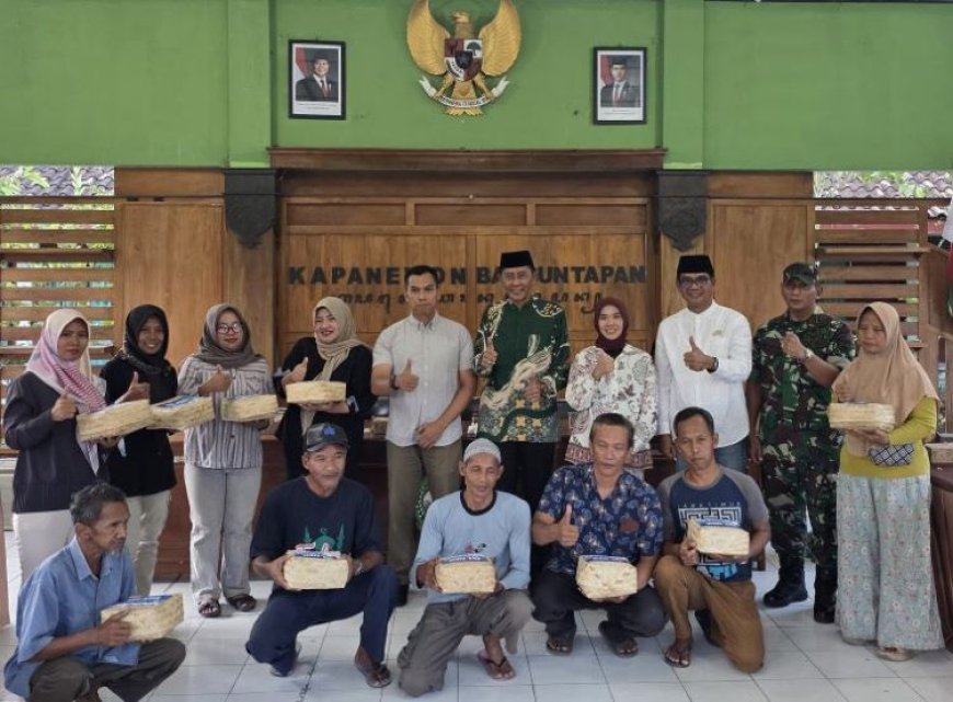 Mensesneg dan Titis Ajeng Bagikan Daging Kurban di Bantul