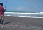 Menikmati “Strike” Saat Memancing di Pantai Kebumen