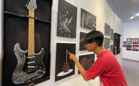 Mahasiswa ISI Yogyakarta Kenalkan Gitar Listrik Ukir Jepara