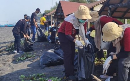 Berbagai Komunitas Bersihkan Sampah di Pantai Dewaruci