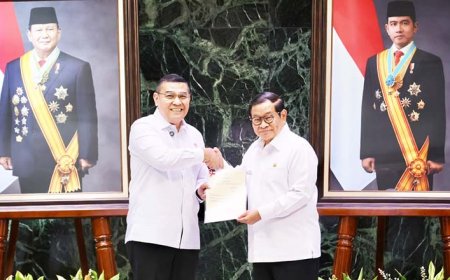 DKI Jakarta HUT ke-499, Wamen Ossy Serahkan 499 Sertipikat ke Gubernur Pramono Anung