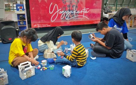 Libur Sekolah Tiba, Anak-anak Berkarya sambil Menunggu Kereta