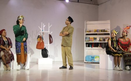 Teater "Bajuku, Bajumu, Bhinneka in Fashion" Hidupkan Cerita di Balik Pakaian Daerah