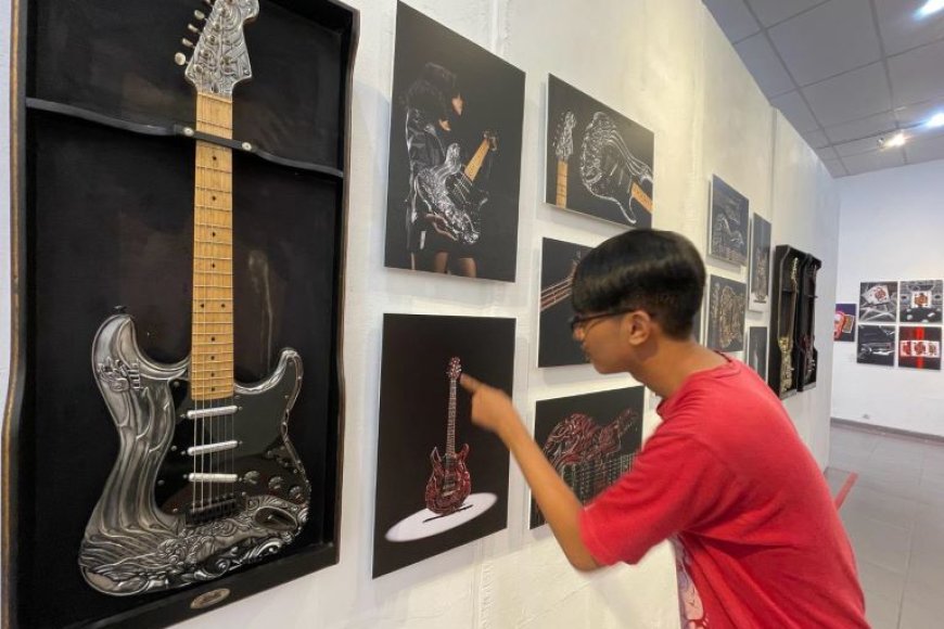 Mahasiswa ISI Yogyakarta Kenalkan Gitar Listrik Ukir Jepara