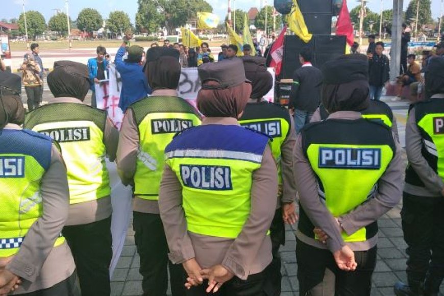 Puluhan Mahasiswa Kebumen Unjuk Rasa di Pendopo Kabumian