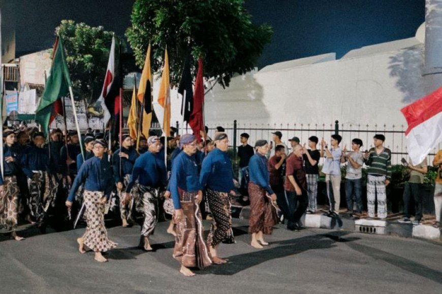 Ribuan Warga Tapa Bisu Mubeng Beteng Keraton Yogyakarta