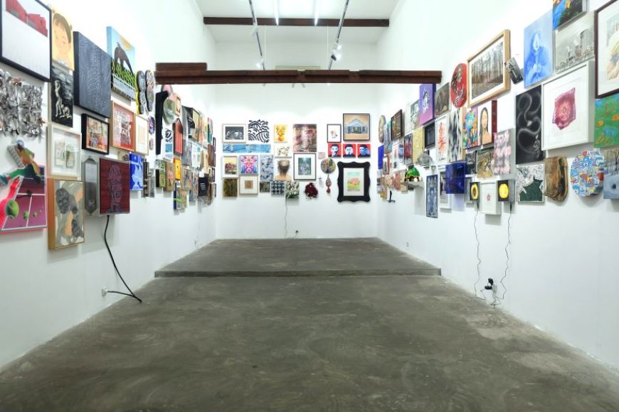 Ratusan Karya Memenuhi Hampir Setiap Sisi Galeri