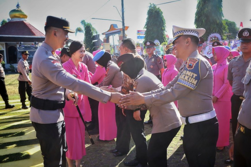 Didampingi Pasangan, 70 Personel Polres Kebumen Naik Pangkat