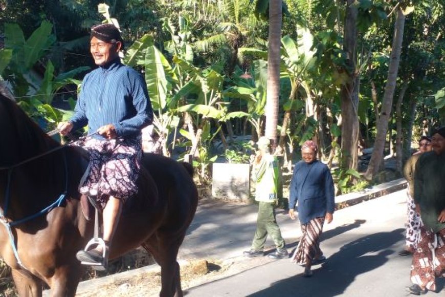 Purnatugas, Dukuh Ngajaran Murjiyo Dikirab Warganya dan Dihadiahi Sapi