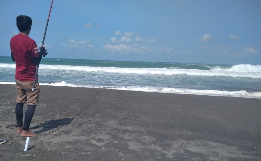 Menikmati “Strike” Saat Memancing di Pantai Kebumen
