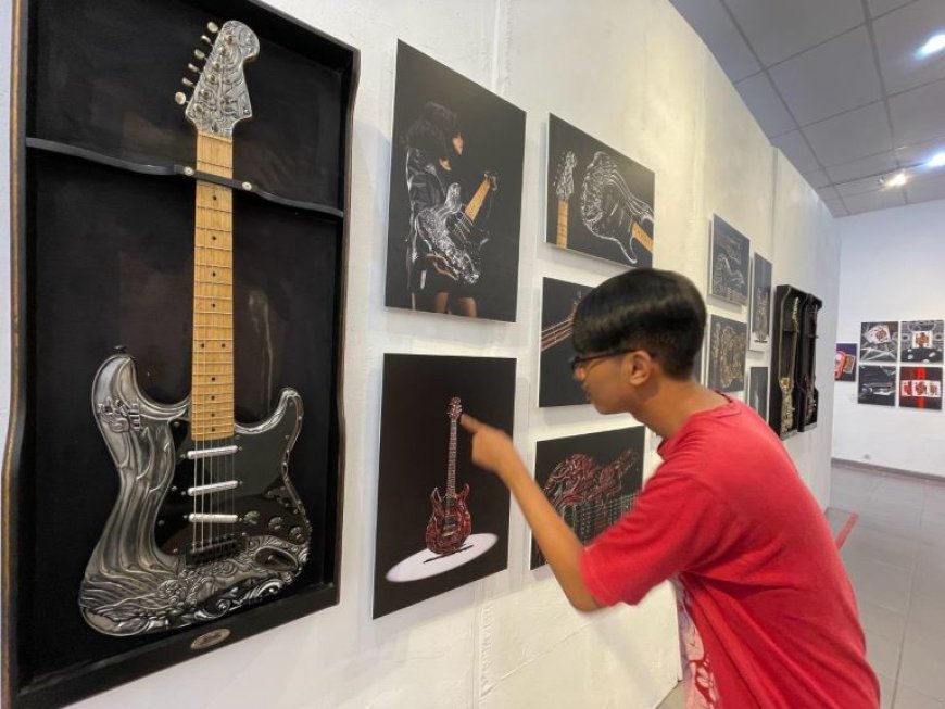 Mahasiswa ISI Yogyakarta Kenalkan Gitar Listrik Ukir Jepara