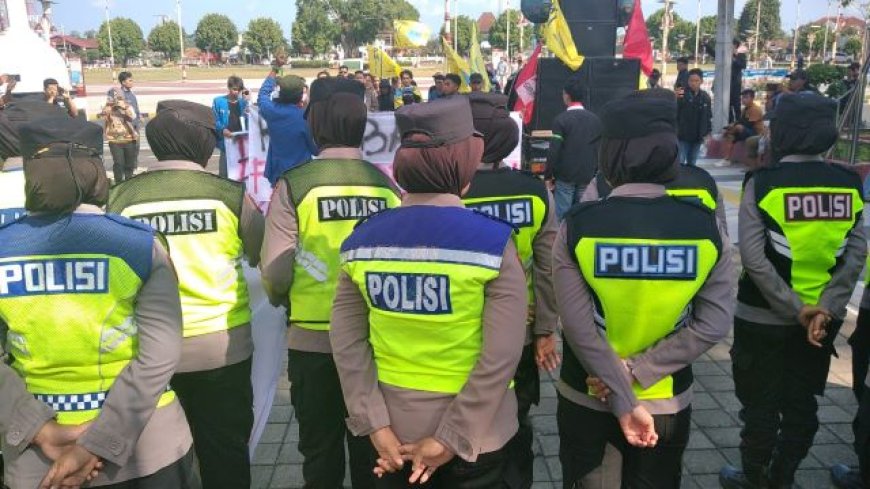 Puluhan Mahasiswa Kebumen Unjuk Rasa di Pendopo Kabumian