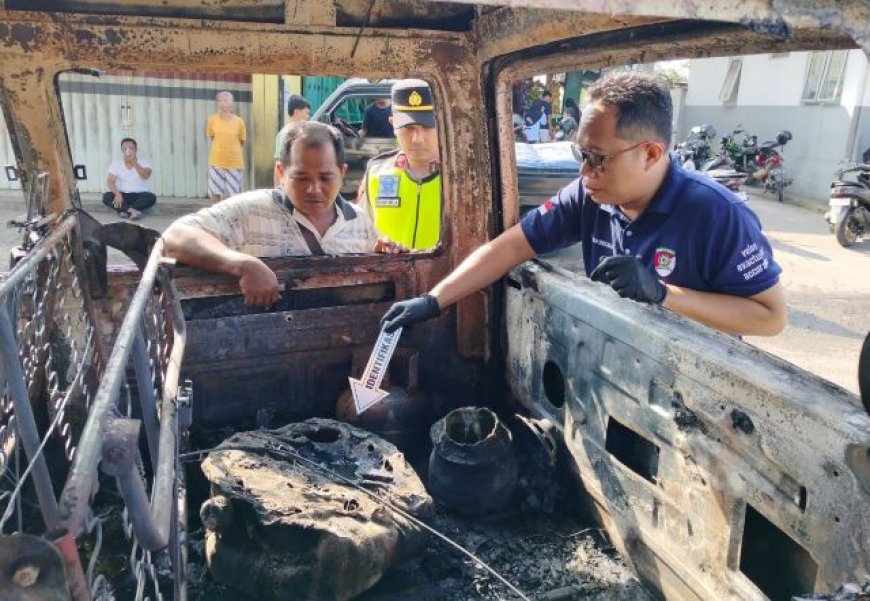 Mobil Angkut Pertalite Terbakar Diduga Akibat Percikan Api