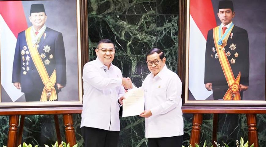 DKI Jakarta HUT ke-499, Wamen Ossy Serahkan 499 Sertipikat ke Gubernur Pramono Anung