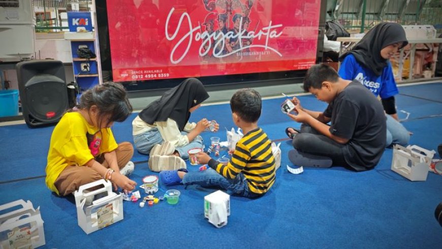 Libur Sekolah Tiba, Anak-anak Berkarya sambil Menunggu Kereta