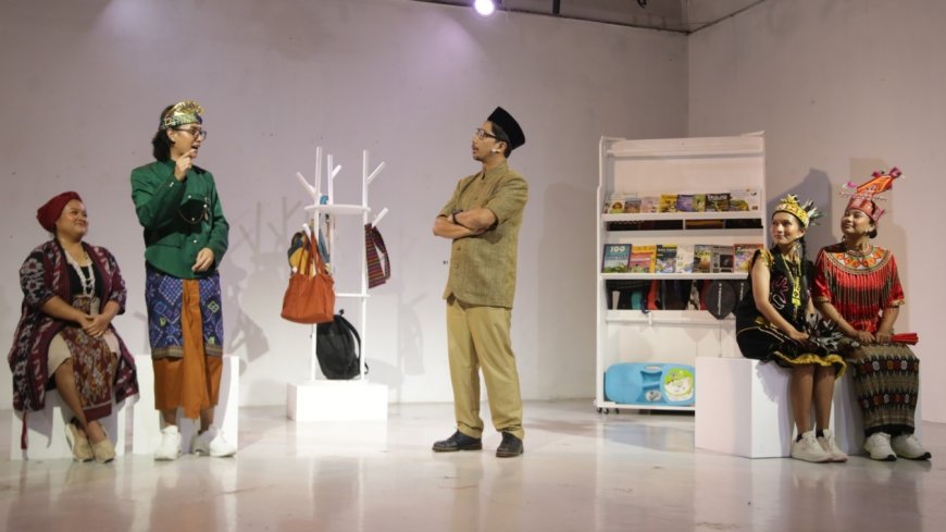 Teater "Bajuku, Bajumu, Bhinneka in Fashion" Hidupkan Cerita di Balik Pakaian Daerah