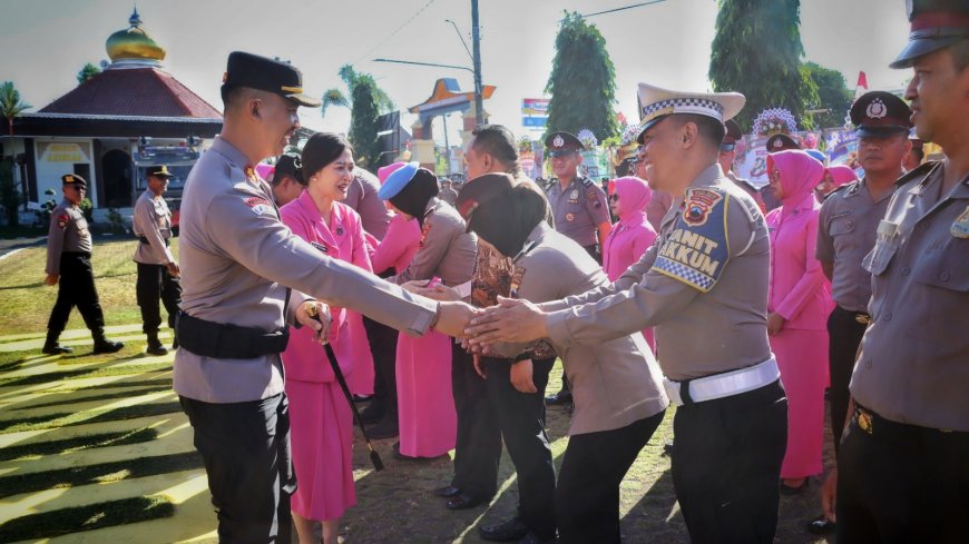 Didampingi Pasangan, 70 Personel Polres Kebumen Naik Pangkat
