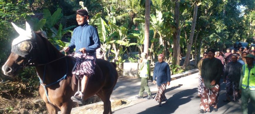 Purnatugas, Dukuh Ngajaran Murjiyo Dikirab Warganya dan Dihadiahi Sapi