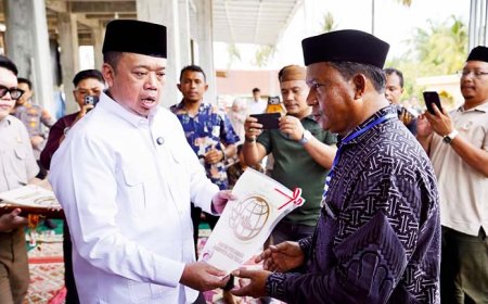Kawal Kebangkitan Masjid Terdampak Bencana, Nusron Serahkan Sertipikat Wakaf dan Bantuan Rp 2 Miliar