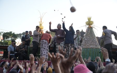 Saparan Ki Ageng Wonolelo Meriah, 1,5 Ton Apem Ludes Diperebutkan Warga