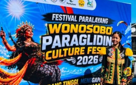 Embun Kenakan Kostum Dolalak, Terbang di Festival Paralayang Wonosobo