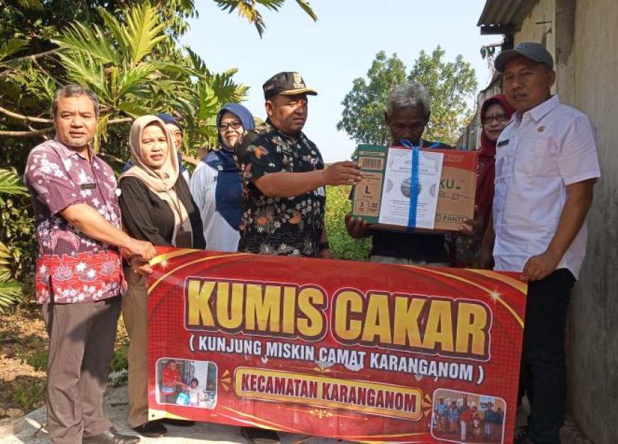 Camat Karanganom Salurkan Bantuan Inovasi 'Kumis Cakar'