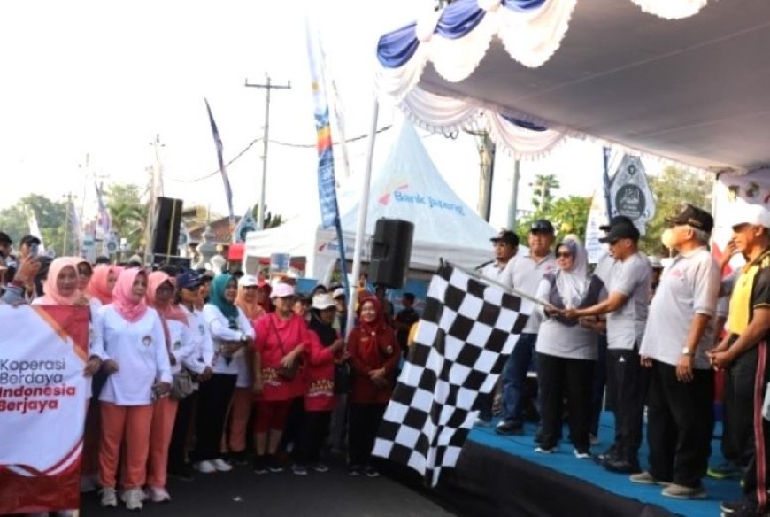 Ribuan Warga Antusias Mengikuti Jalan Sehat Hari Koperasi