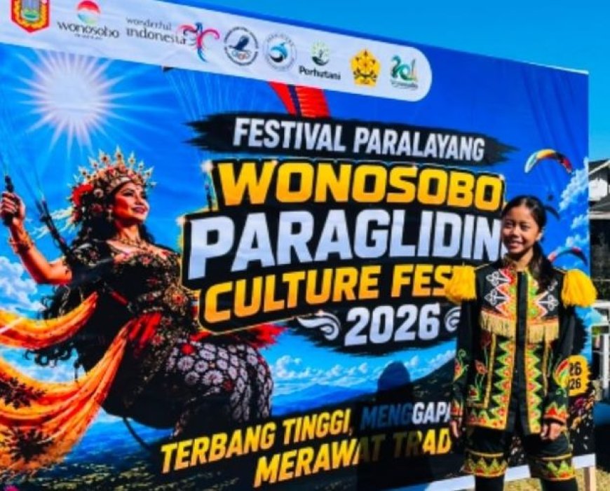 Embun Kenakan Kostum Dolalak, Terbang di Festival Paralayang Wonosobo